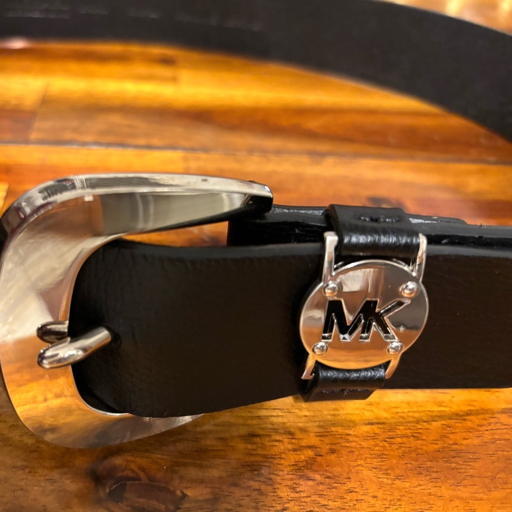Michael Kors, black leather belt ￼